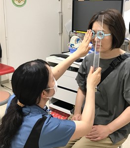 写真：眼位・眼球運動検査